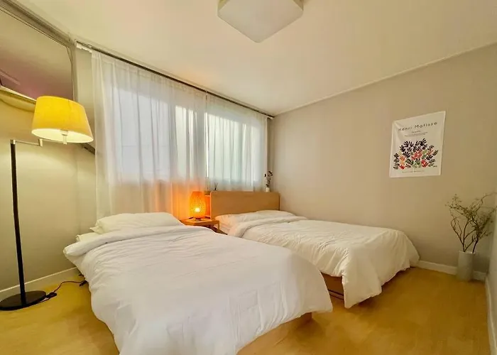 5Min Metro, 6Min Hongdae, 명동, Gyeongbokgung, Sinchon, Arex, Airport Bus, Convenience Store 10Sec
