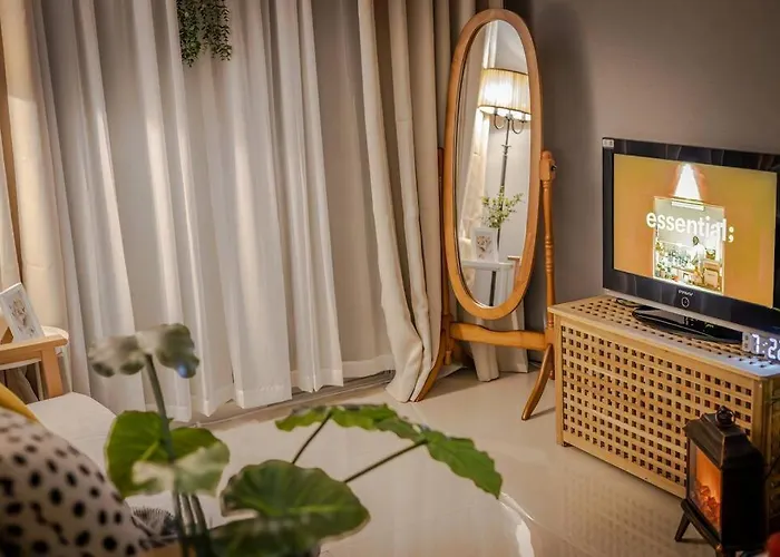 5Min Metro, 6Min Hongdae, 명동, Gyeongbokgung, Sinchon, Arex, Airport Bus, Convenience Store 10Sec