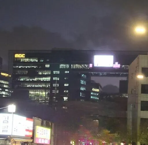 5Min Metro, 6Min Hongdae, 명동, Gyeongbokgung, Sinchon, Arex, Airport Bus, Convenience Store 10Sec Seúl